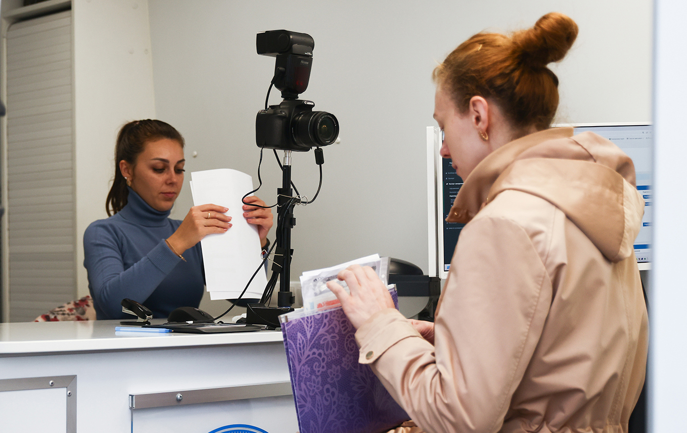 Де українцям можна оформити документи за кордоном: відділення, послуги та ціни